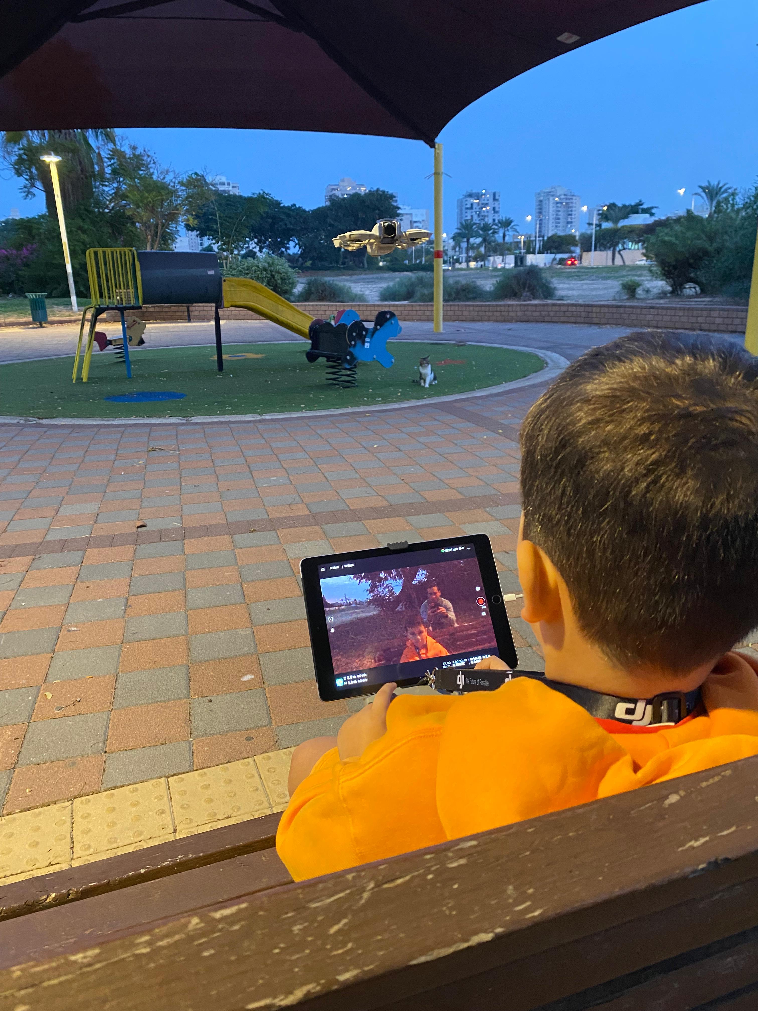 ילד מטיס רחפן - חוויה לילד